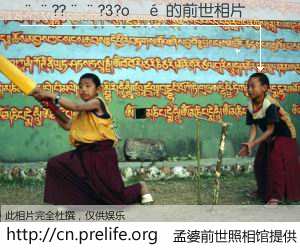 #孟婆前世照相馆# 【��??��?3?o�� 的前世相片】我们都曾从奈何桥上走过，喝下三碗忘川之水烹煮的孟婆汤，忘却了前尘旧事。孟婆前世照相馆，保存着你前世的数码相片。��??��?3?o�� 的前世相片，有图有真相：
